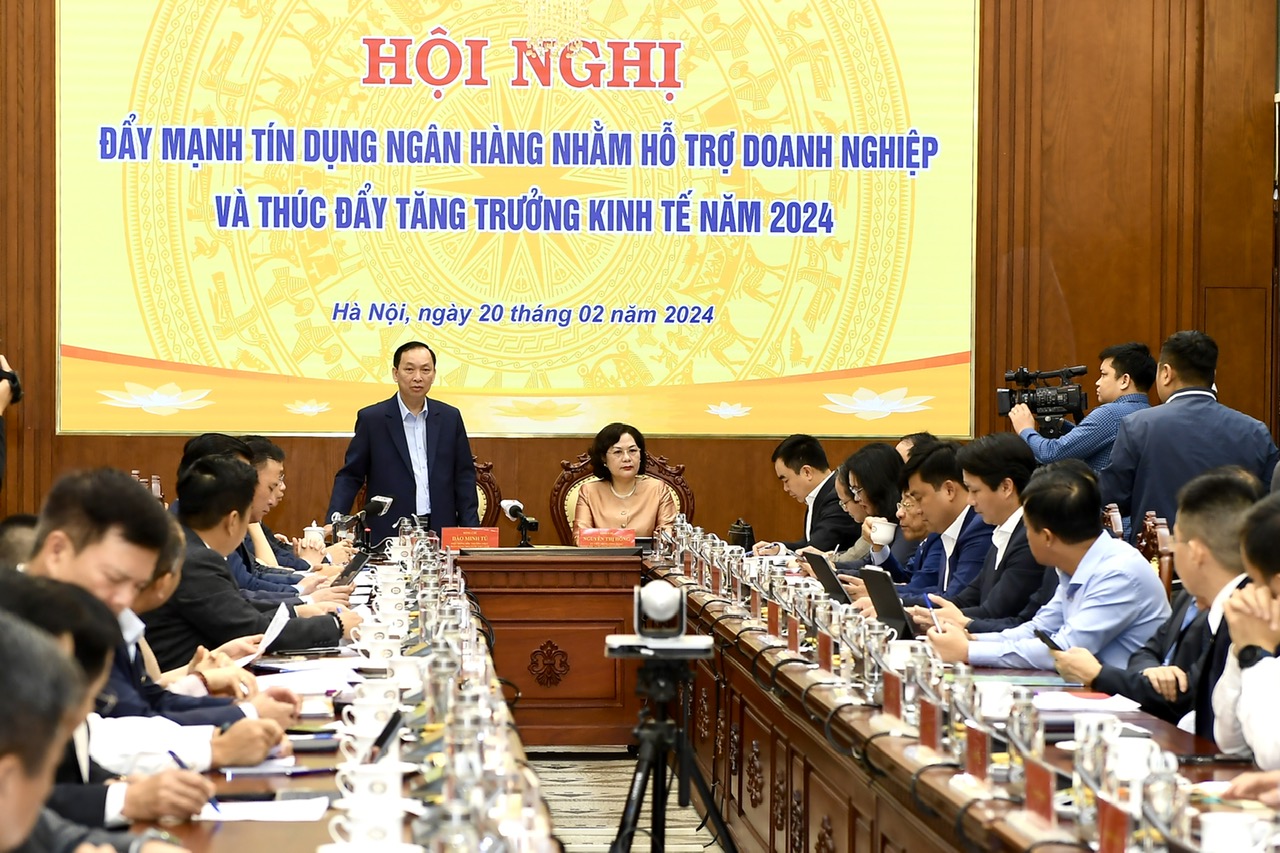 Phó Thống đốc Đào Minh Tú nói gì khi "sếp lớn" ngân hàng đồng loạt "than khó" công khai lãi suất vay bình quân?- Ảnh 1.