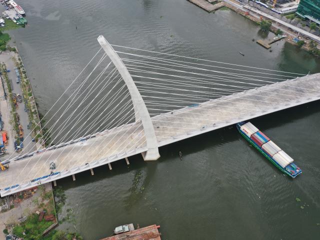 Ngỡ ngàng với kiến trúc cầu dây văng hình rồng bắc qua sông Sài Gòn