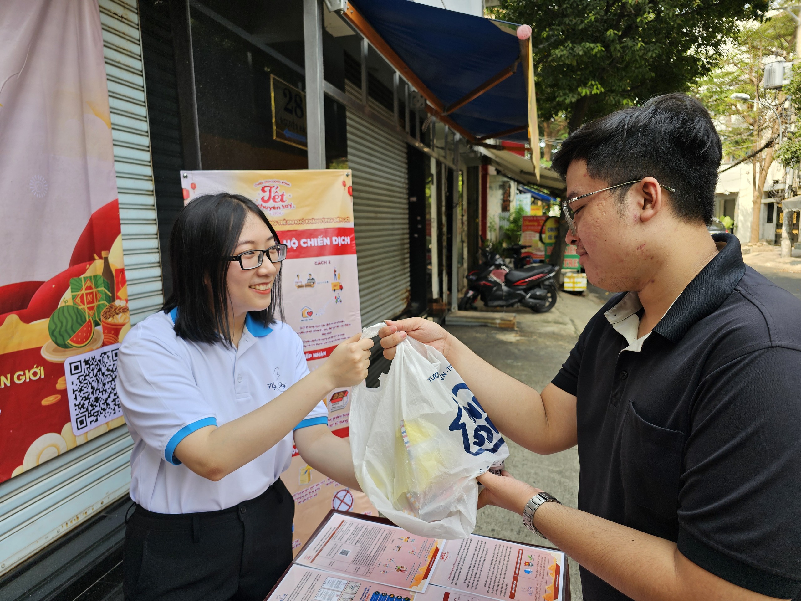 Người Sài Gòn "chuyền tay" bánh kẹo tặng trẻ em biên giới - Ảnh 1.