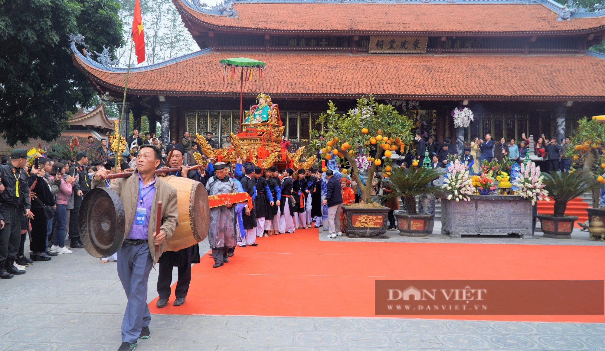 Vạn người chứng kiến tái hiện lễ cưới lại của "Mẫu với Đức Ông” trong lễ hội đền Đông Cuông- Ảnh 3.