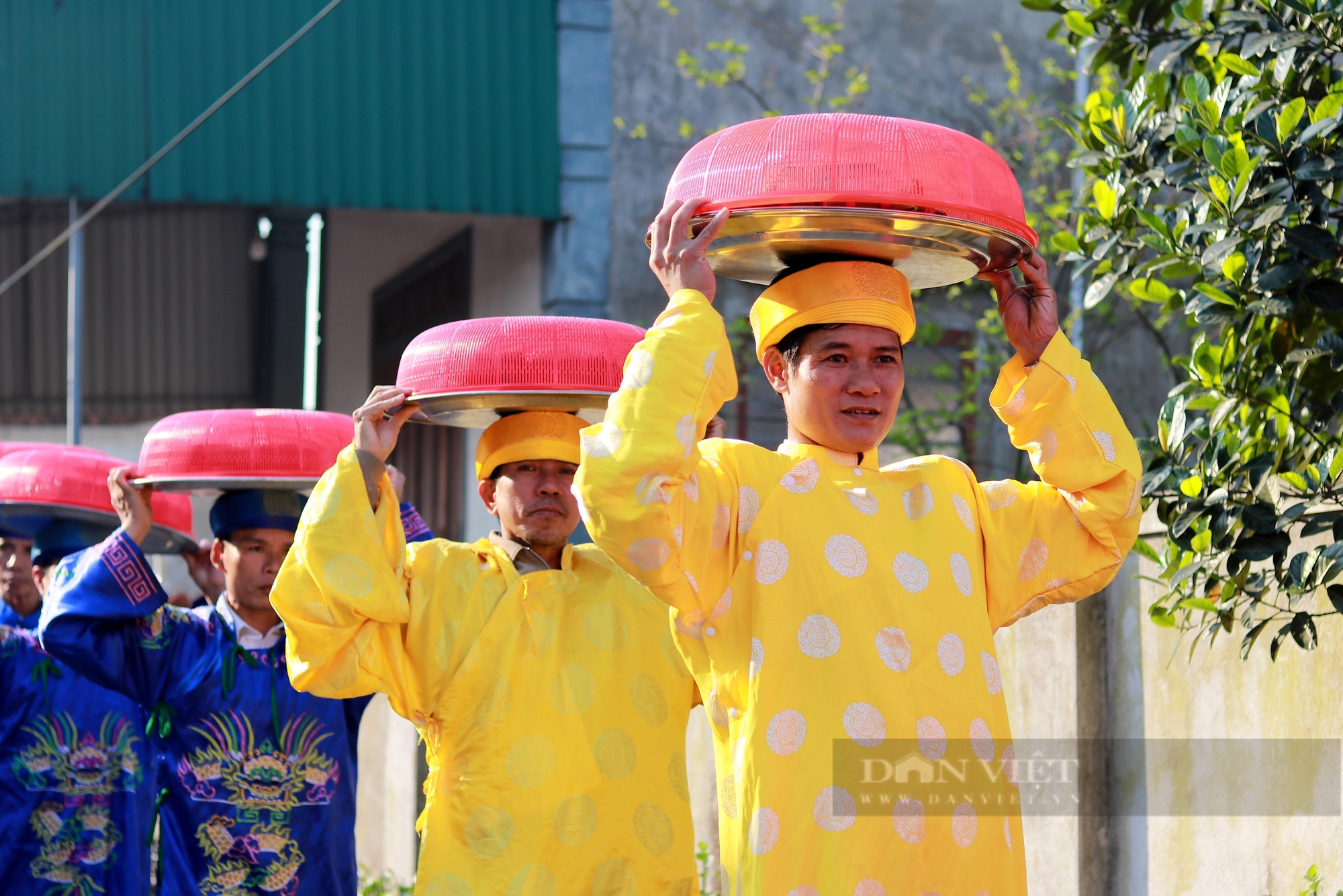 Dòng người mặc áo dài, đầu đội mâm bánh chưng tham gia hội thi tại ngày giỗ vua Mai Hắc Đế- Ảnh 7.