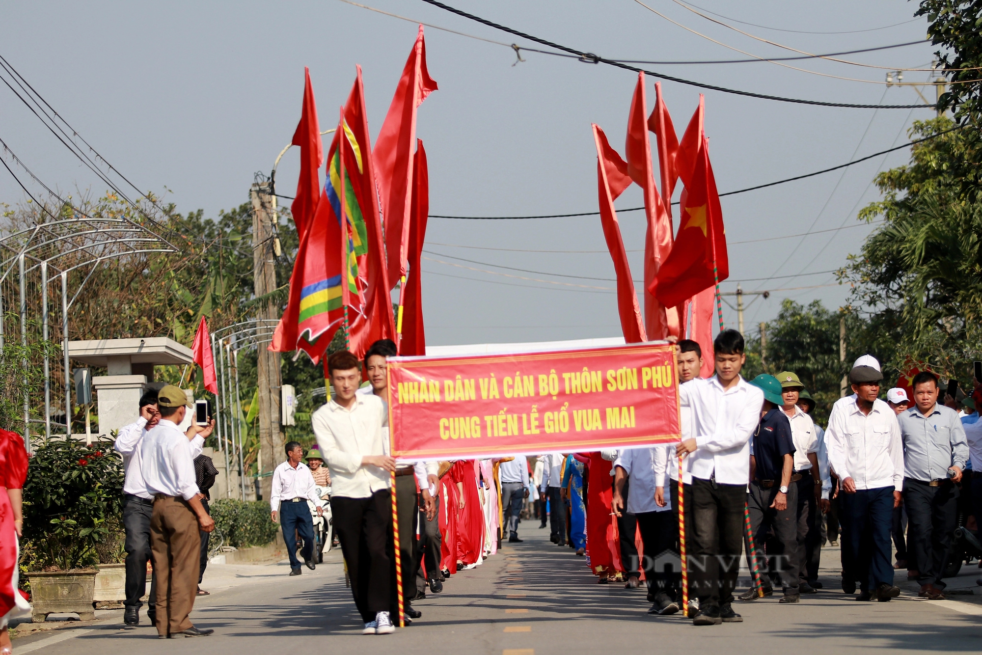 Dòng người mặc áo dài, đầu đội mâm bánh chưng tham gia hội thi tại ngày giỗ vua Mai Hắc Đế- Ảnh 14.