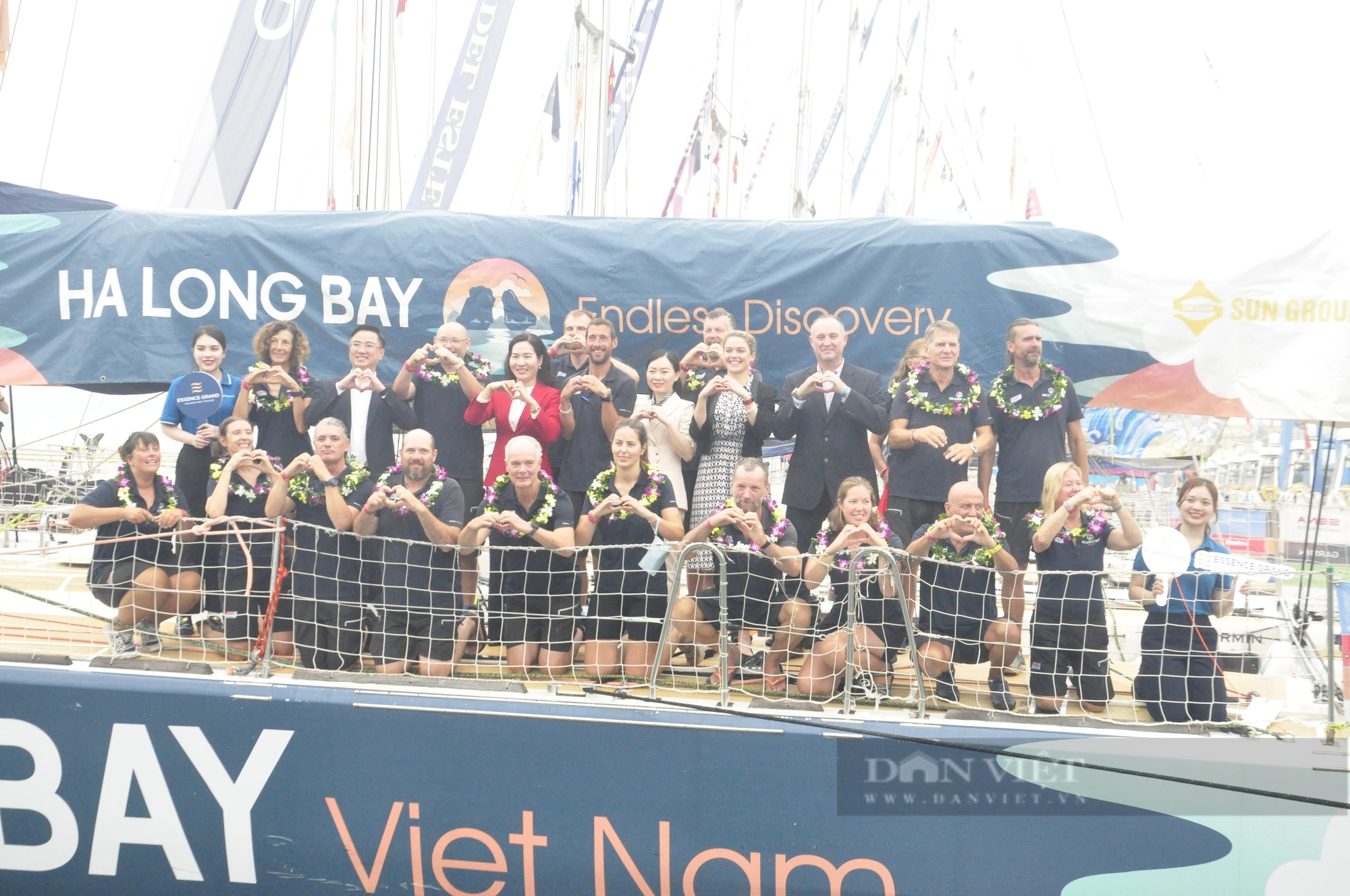 Đoàn đua thuyền buồm vòng quanh thế giới Clipper Race mê đắm cảnh sắc vịnh Hạ Long- Ảnh 5.