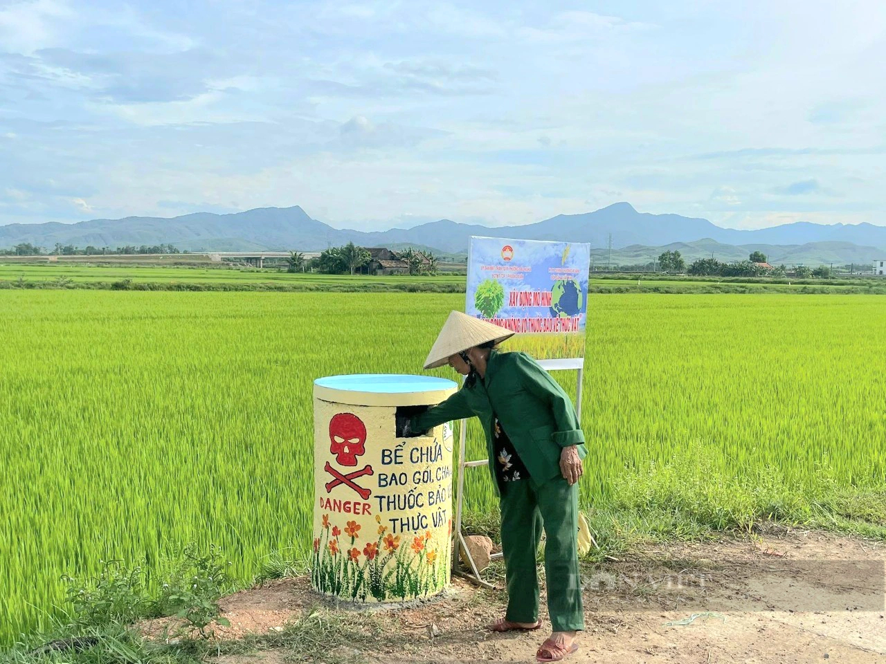 Cánh đồng của một phường ở tỉnh Quảng Bình nay sạch bóng một loại rác thải có hại- Ảnh 1.