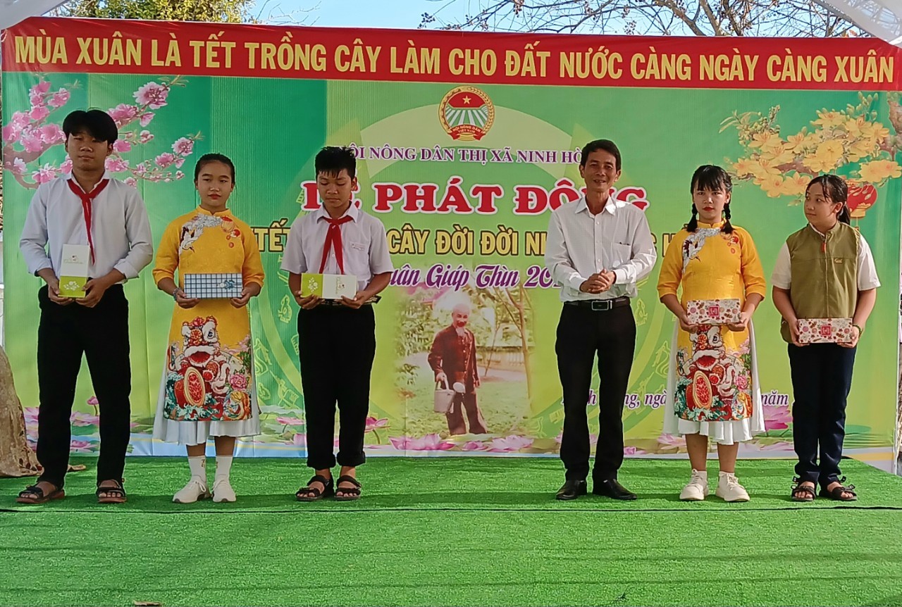 Hội Nông dân thị xã Ninh Hòa: Hưởng ứng lễ phát động Tết trồng cây đời đời nhớ ơn Bác Hồ - Ảnh 2.