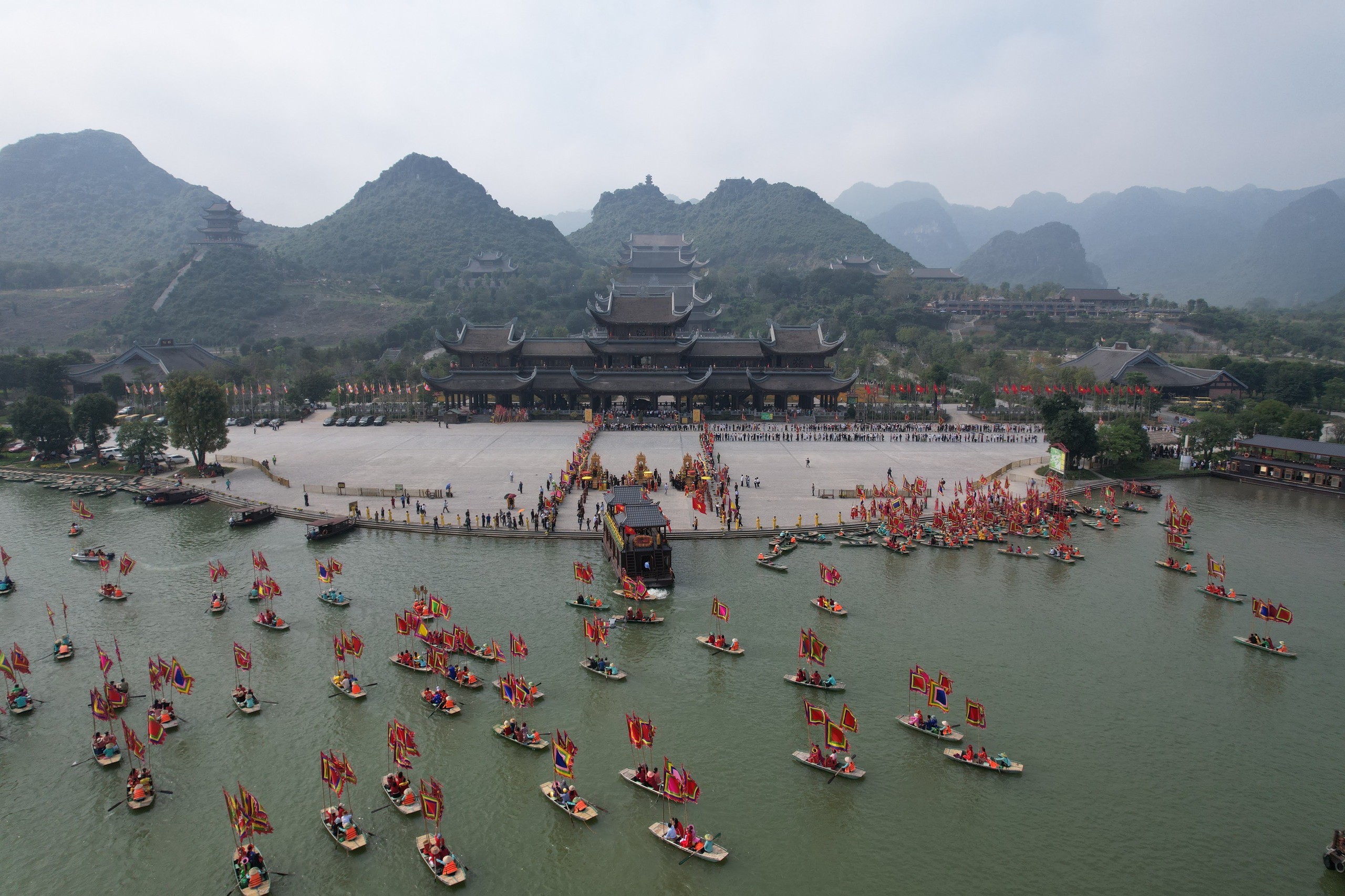 Hàng nghìn người dự lễ khai hội ngôi chùa lớn nhất thế giới - Ảnh 11.