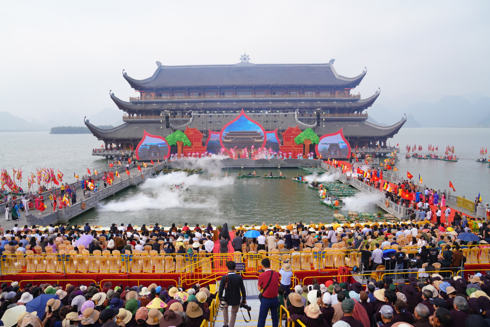 Hàng nghìn người dự lễ khai hội ngôi chùa lớn nhất thế giới - Ảnh 1.