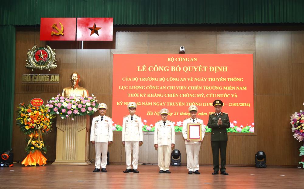 Bộ trưởng Bộ Công an trao Quyết định công nhận Ngày truyền thống lực lượng Công an chi viện chiến trường miền Nam - Ảnh 1.