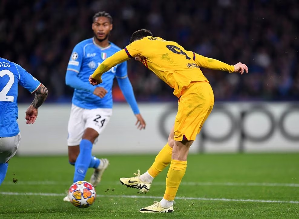 Kết quả vòng 1/8 Champions League: Lewandowski "nhả đạn", Barca vẫn chia điểm với Napoli- Ảnh 1.