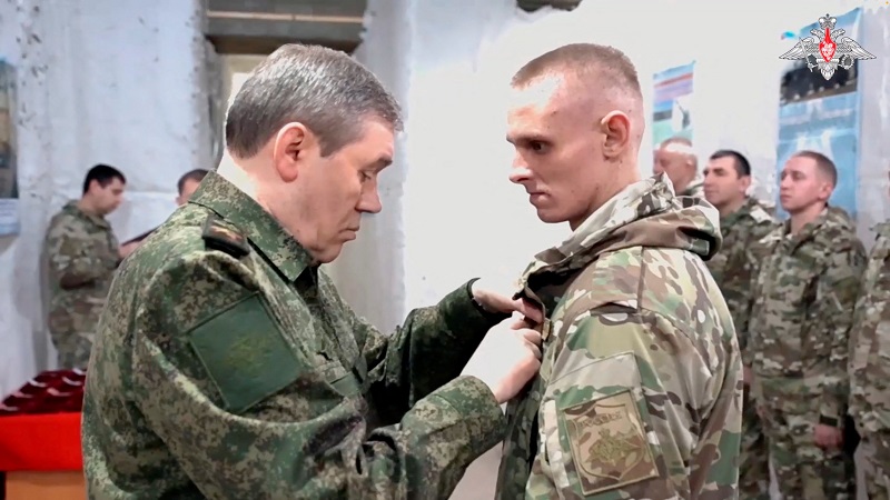 Tổng Tham mưu trưởng Gerasimov bất ngờ tới thăm binh sĩ Nga ở Ukraine, bàn kế hoạch tác chiến- Ảnh 1.