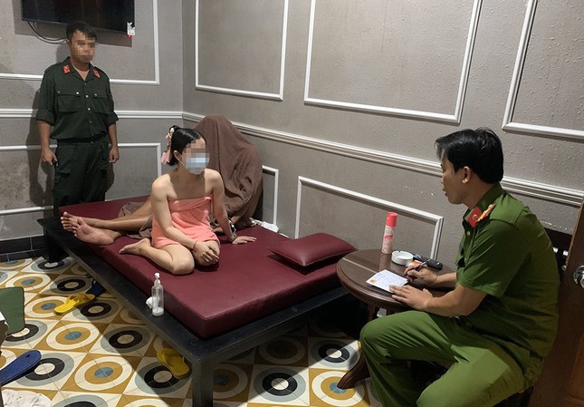 Bắt quả tang nhiều nữ nhân viên massage kích dục cho khách- Ảnh 1.