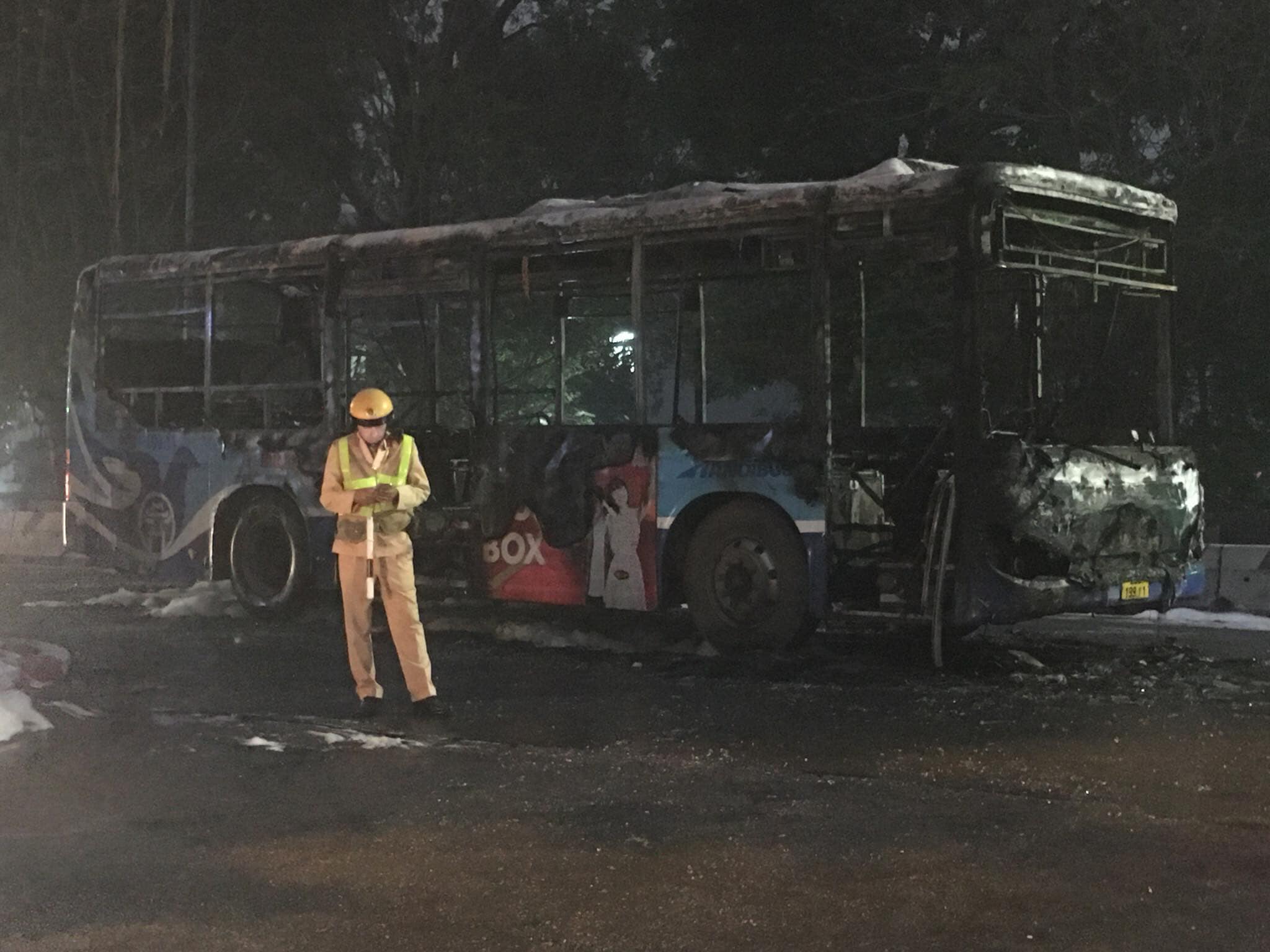Xe buýt cháy trơ khung lúc rạng sáng ở Hà Nội- Ảnh 1.