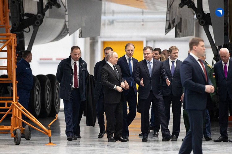 Tổng thống Putin dành 10 phút vào buồng lái máy bay ném bom chiến lược Tu-160M - Ảnh 2.