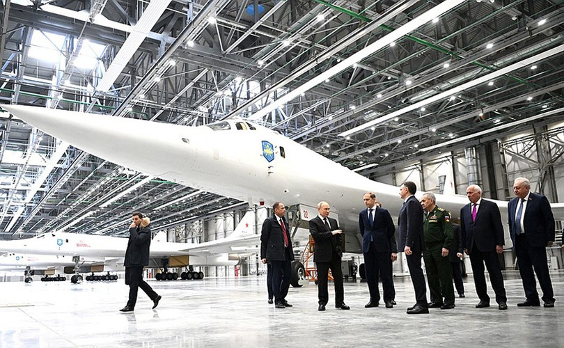 Tổng thống Putin dành 10 phút vào buồng lái máy bay ném bom chiến lược Tu-160M - Ảnh 4.