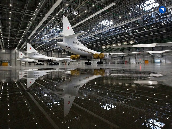 Tổng thống Putin dành 10 phút vào buồng lái máy bay ném bom chiến lược Tu-160M - Ảnh 6.