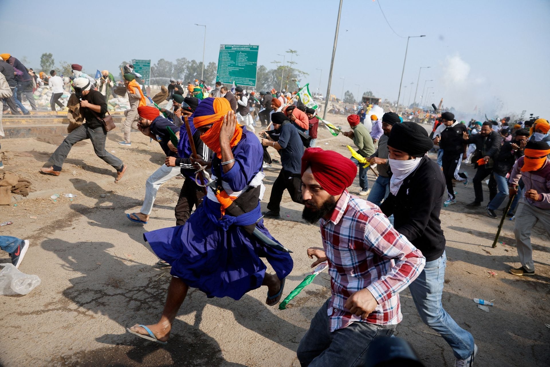 Nông dân Ấn Độ biểu tình, dùng diều để hạ máy bay không người lái của cảnh sát- Ảnh 8.