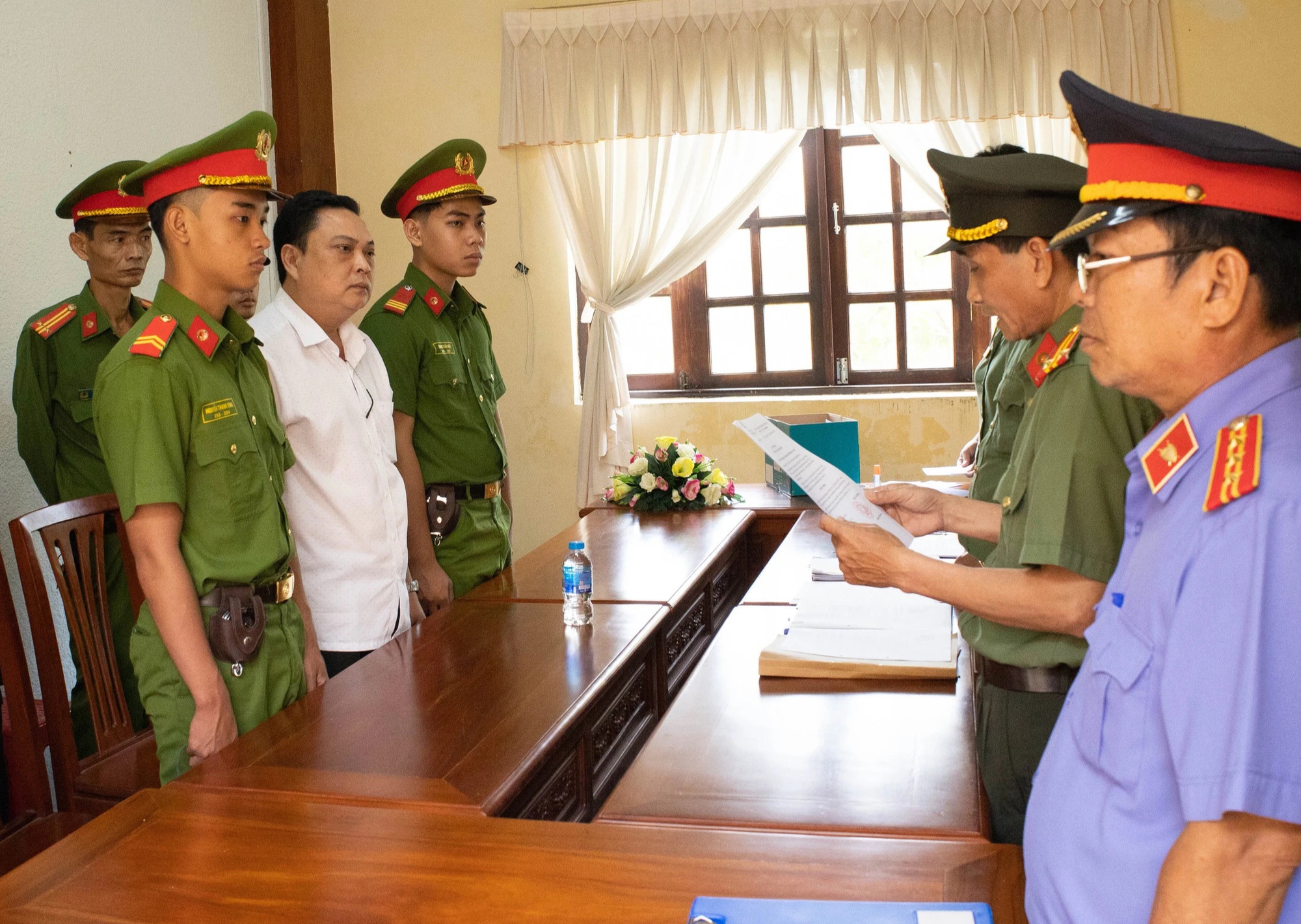 Bắt Giám đốc Văn phòng Đăng ký đất đai tỉnh Hậu Giang- Ảnh 1.