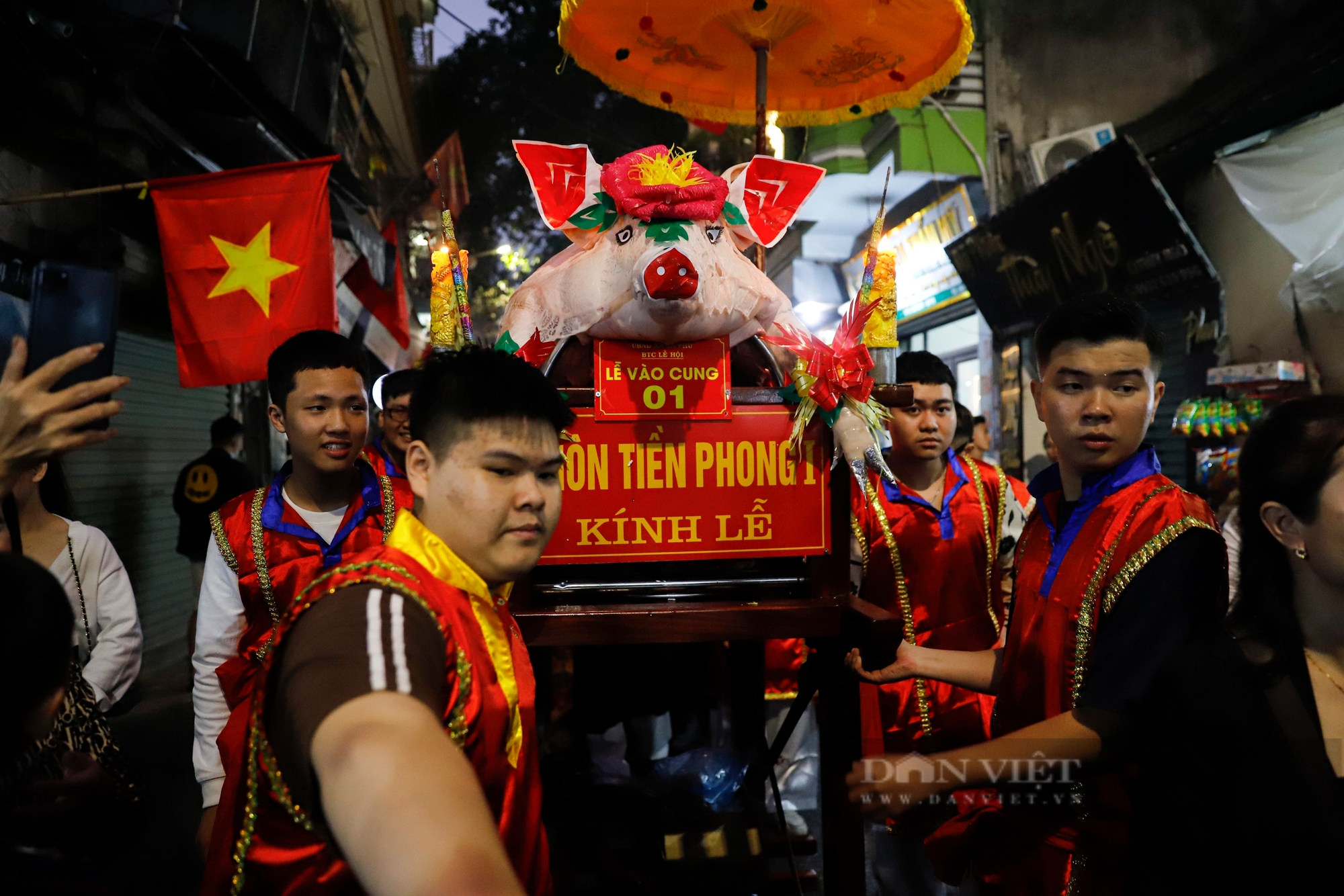 Pháo lậu nổ vang trời, khói bay mù mịt giữa đám đông tại lễ rước "ông lợn" làng La Phù- Ảnh 3.