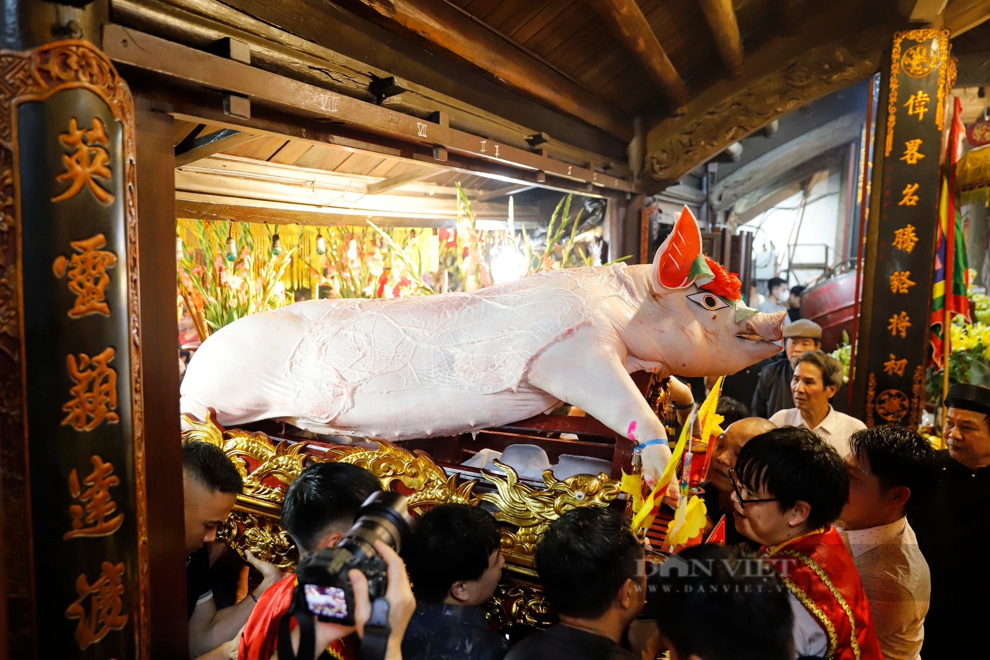 Pháo lậu nổ vang trời, khói bay mù mịt giữa đám đông tại lễ rước "ông lợn" làng La Phù- Ảnh 15.