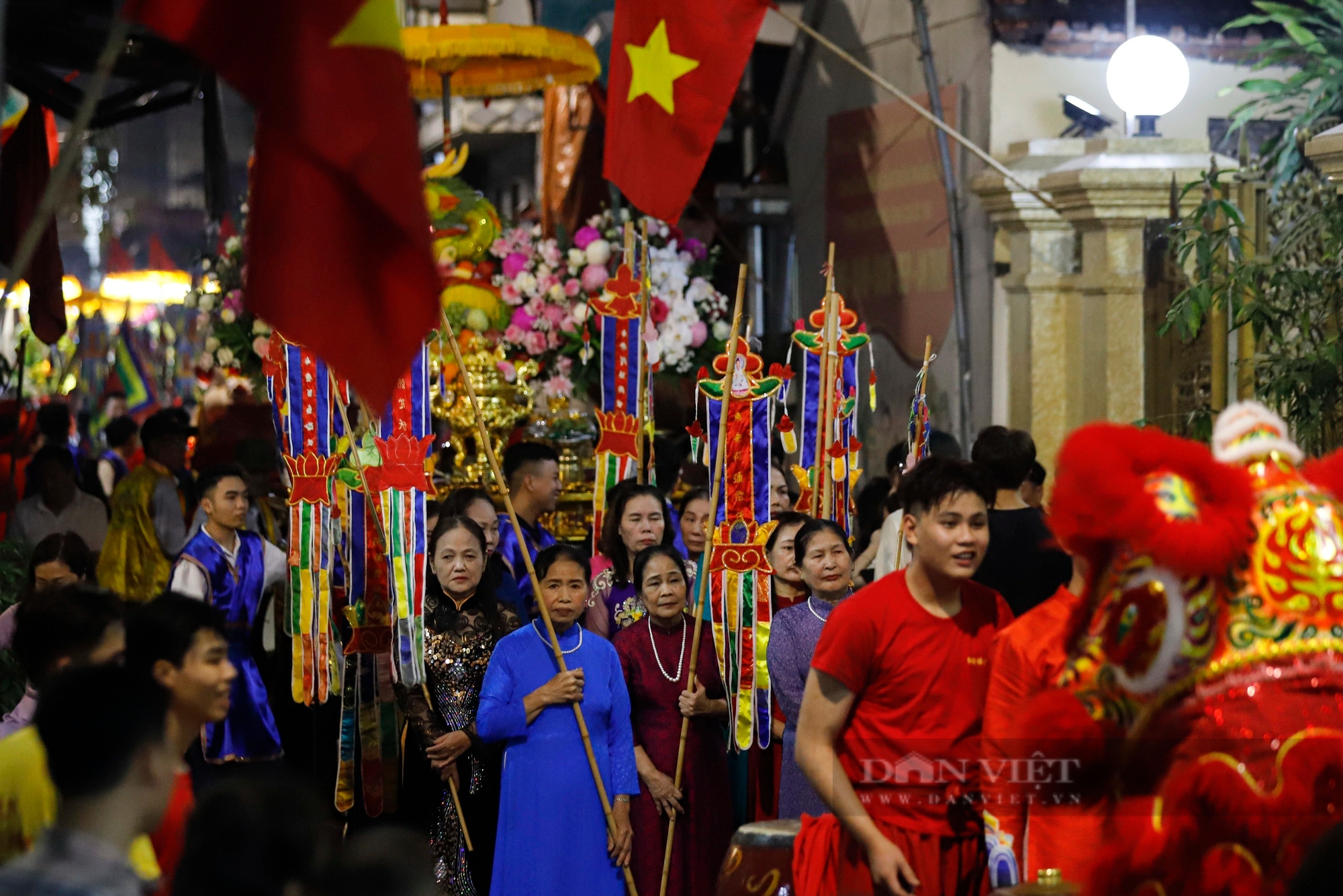 Pháo lậu nổ vang trời, khói bay mù mịt giữa đám đông tại lễ rước "ông lợn" làng La Phù- Ảnh 2.