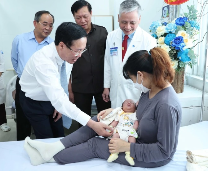 Chủ tịch nước Võ Văn Thưởng thăm ca thông tim bào thai đầu tiên tại Bệnh viện Nhi đồng 1- Ảnh 1.