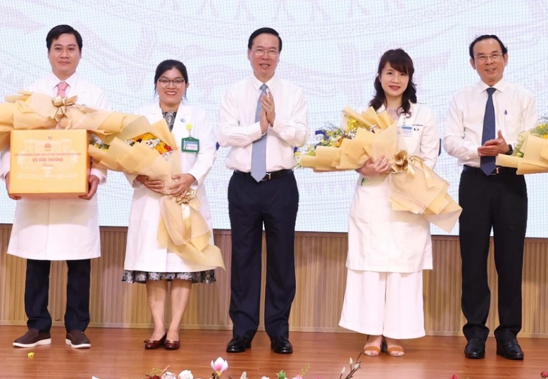 Chủ tịch nước Võ Văn Thưởng thăm ca thông tim bào thai đầu tiên tại Bệnh viện Nhi đồng 1- Ảnh 2.