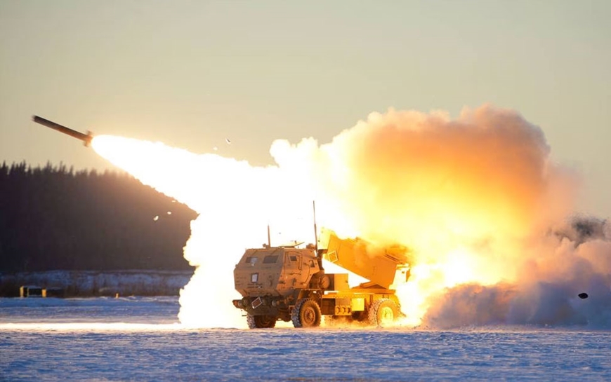 Ukraine tấn công tên lửa Himars vào một đại đội quân Nga khi họ đang đợi một vị tướng đến thăm- Ảnh 1.