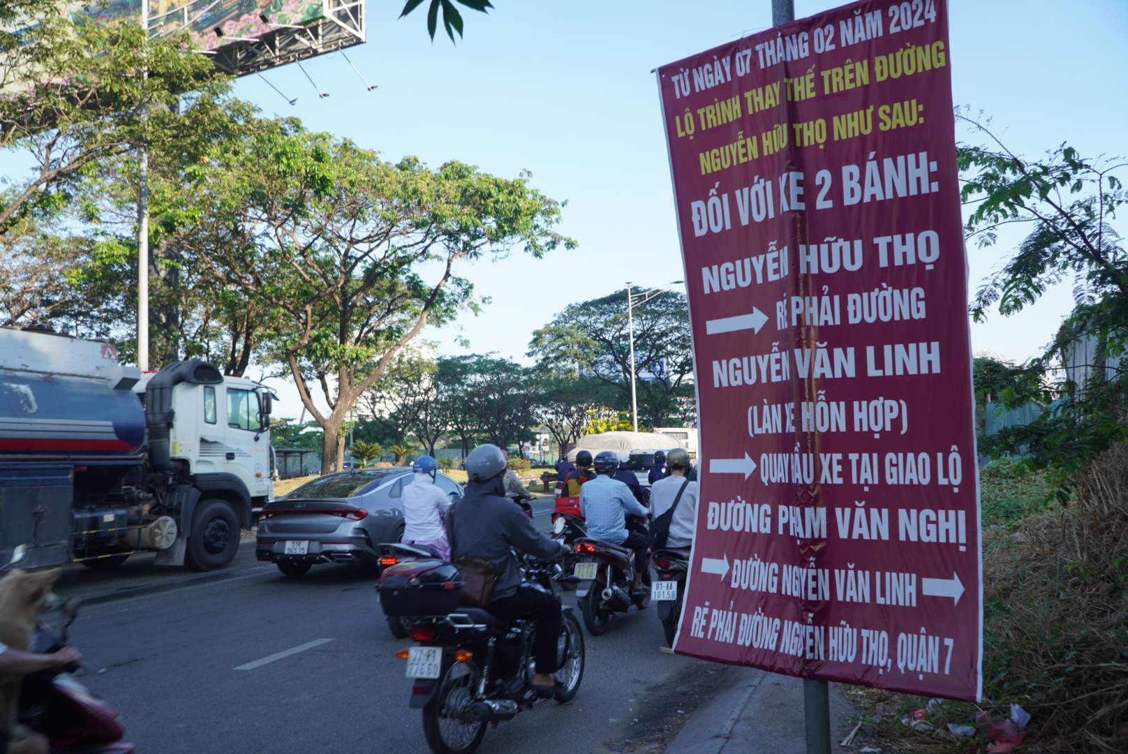 Đóng nút giao Nguyễn Văn Linh-Nguyễn Hữu Thọ, người dân chật vật khi lưu thông giữa trời nắng gắt- Ảnh 3.