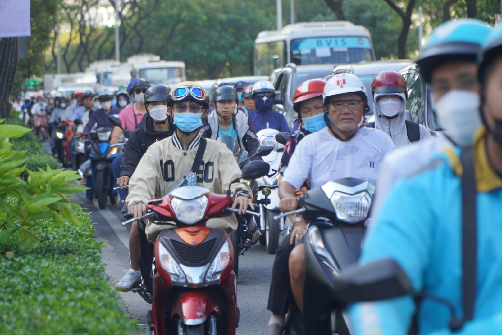 Đóng nút giao Nguyễn Văn Linh-Nguyễn Hữu Thọ, người dân chật vật khi lưu thông giữa trời nắng gắt- Ảnh 5.