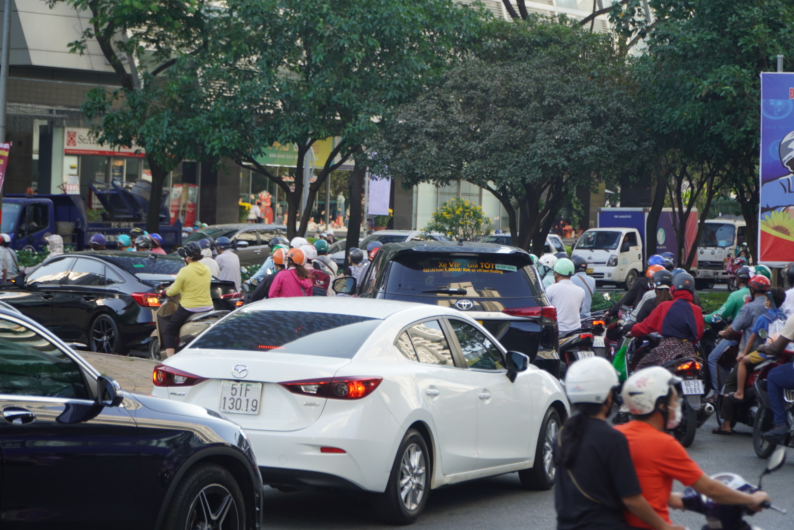 Đóng nút giao Nguyễn Văn Linh-Nguyễn Hữu Thọ, người dân chật vật khi lưu thông giữa trời nắng gắt- Ảnh 6.