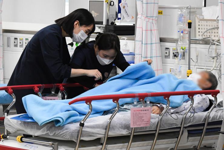 Hàn Quốc: Nhiều bác sĩ phản đối mở rộng tuyển sinh trường Y đối với học sinh kém- Ảnh 1.