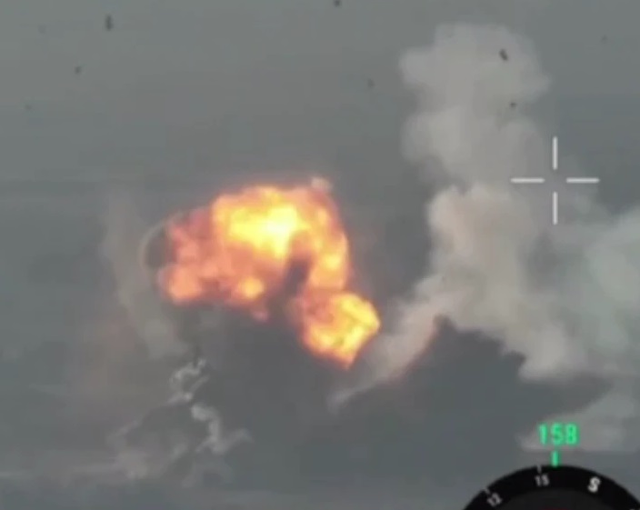 Ukraine bắn nổ tung kho đạn dược khổng lồ của Nga ở Zaporizhzhia- Ảnh 1.