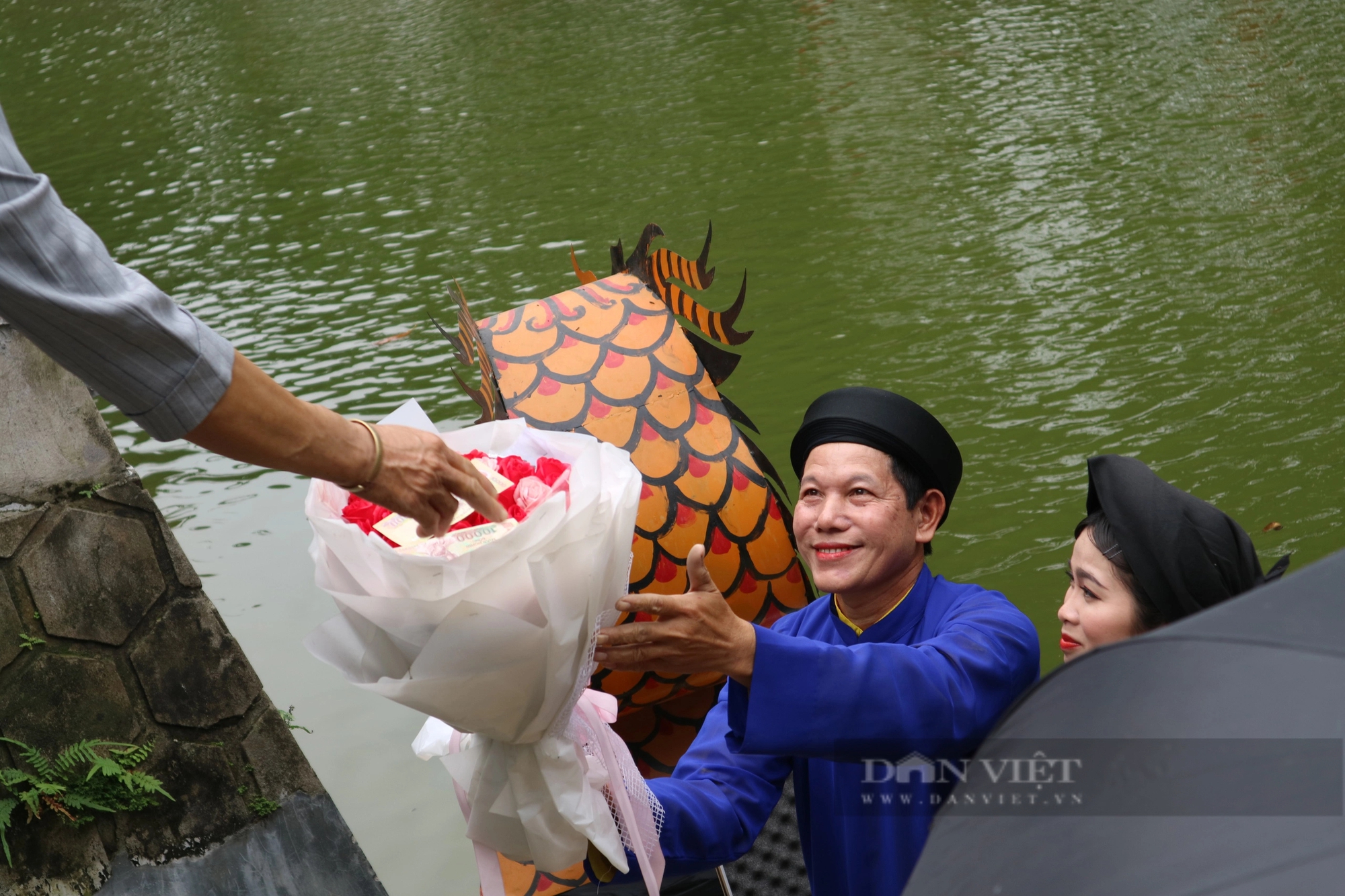 Hội Lim: Cảnh nhận tiền thưởng "mới lạ" khi hát Quan họ trên thuyền - Ảnh 3.