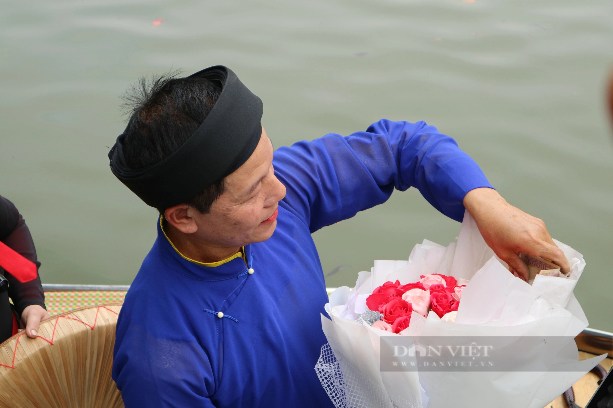 Hội Lim: Cảnh nhận tiền thưởng "mới lạ" khi hát Quan họ trên thuyền - Ảnh 4.