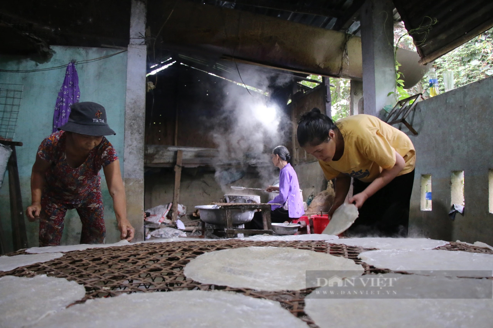 Tận mắt xem làng nghề bánh tráng 500 tuổi vừa được công nhận di sản văn hóa phi vật thể - Ảnh 7.