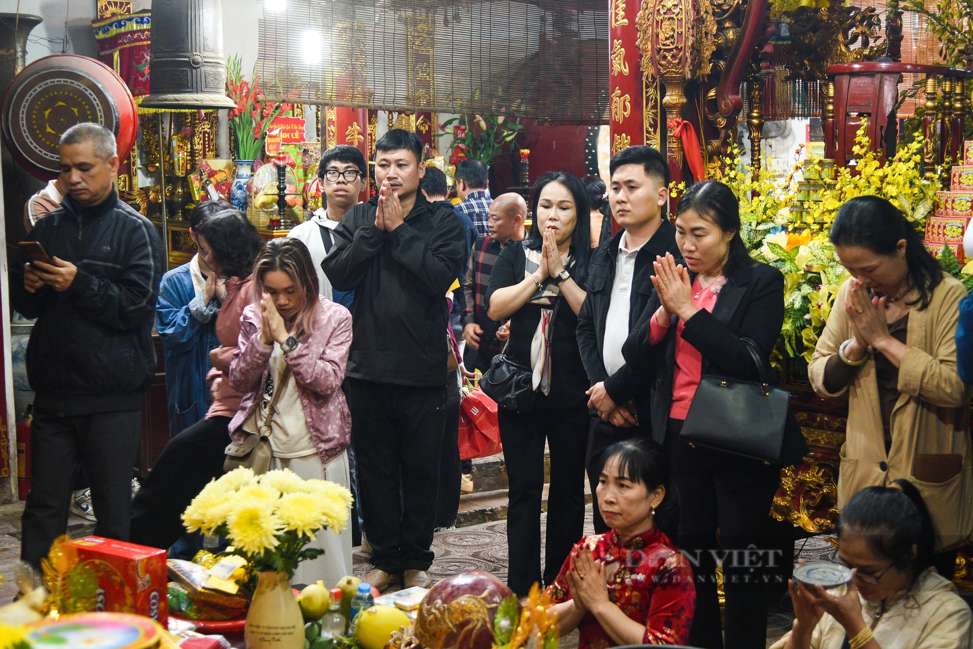 Người dân dậy từ 5 giờ sáng, đội mưa đi lễ đền Trần trước giờ khai ấn năm 2024- Ảnh 6.