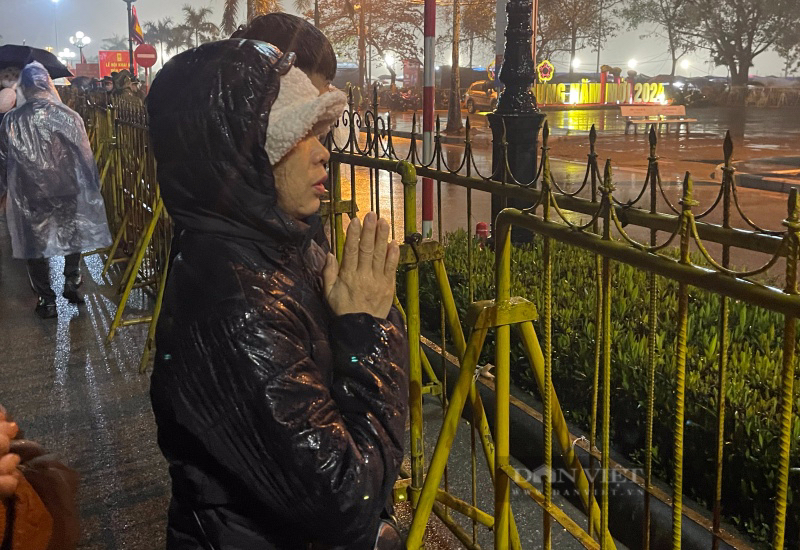 Người dân dầm mưa lạnh, thâu đêm chờ khai ấn đền Trần- Ảnh 2.