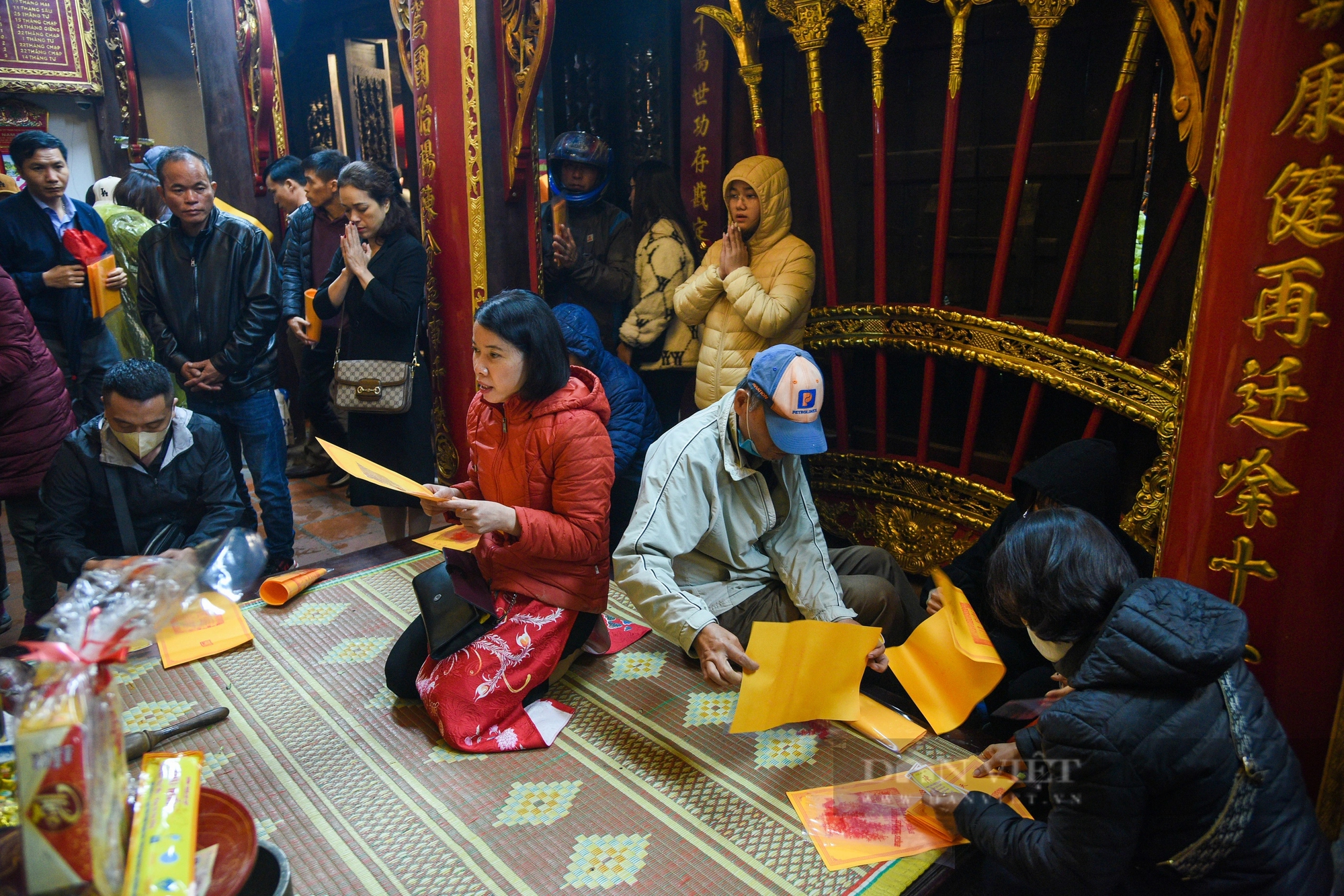 Người dân chờ đợi, xếp hàng xuyên đêm chờ lấy ấn đền Trần 2024- Ảnh 10.