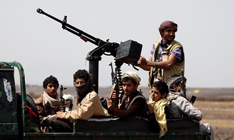 Phiến quân Houthi ở Yemen ồ ạt tấn công các mục tiêu của Israel, Mỹ, Anh - Ảnh 1.
