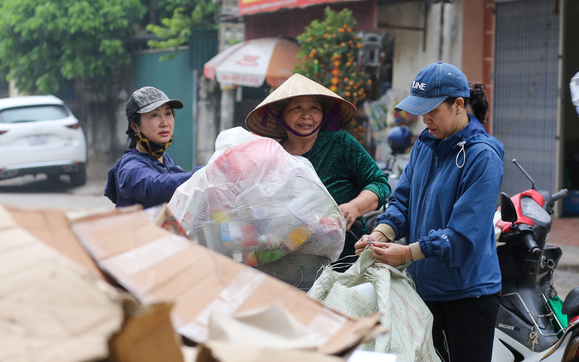 Cùng Hội Phụ nữ xã Duyên Hà “biến rác thải thành tiền