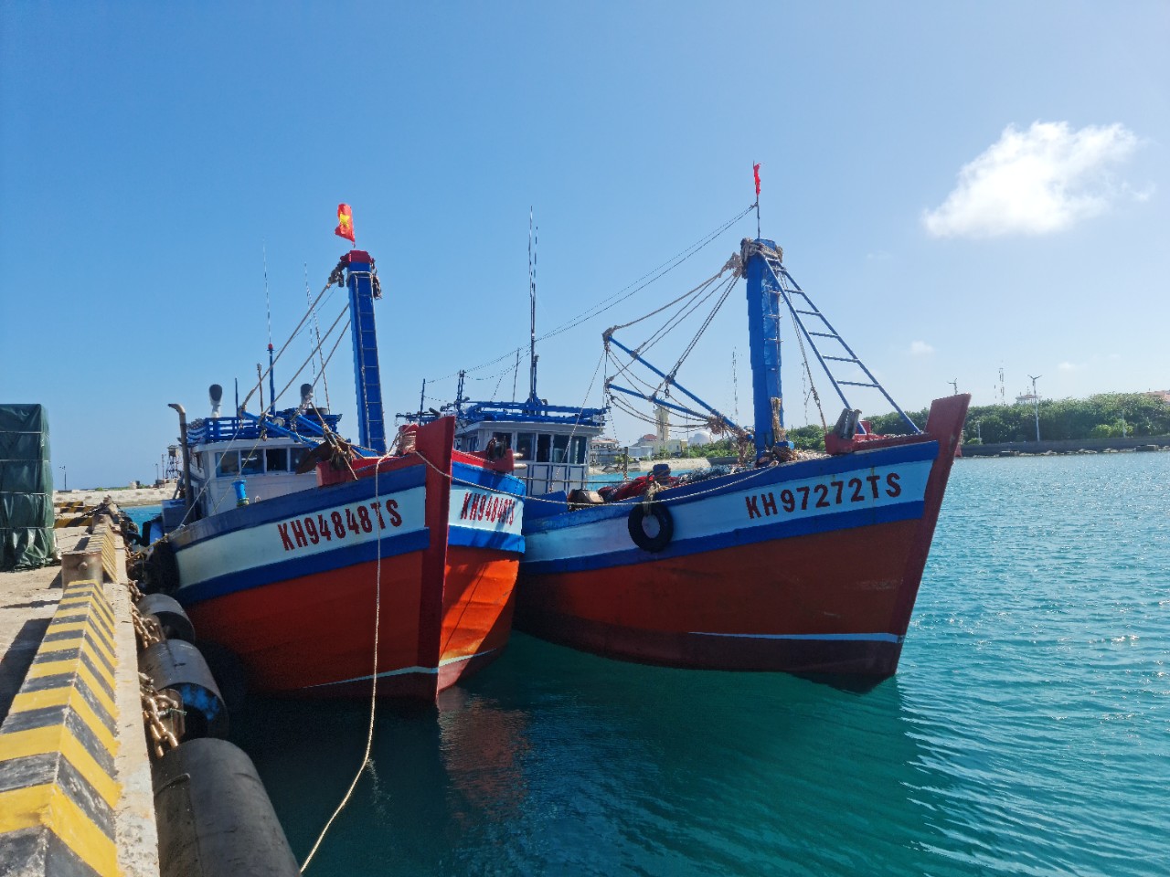 Sửa chữa tàu đánh bắt cá ngừ của Khánh Hòa bị hư hỏng trên vùng biển- Ảnh 2.