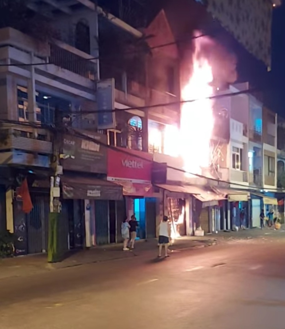 Cháy cơ sở kinh doanh ở TP.HCM, cảnh sát nhiều giờ dập lửa- Ảnh 1.