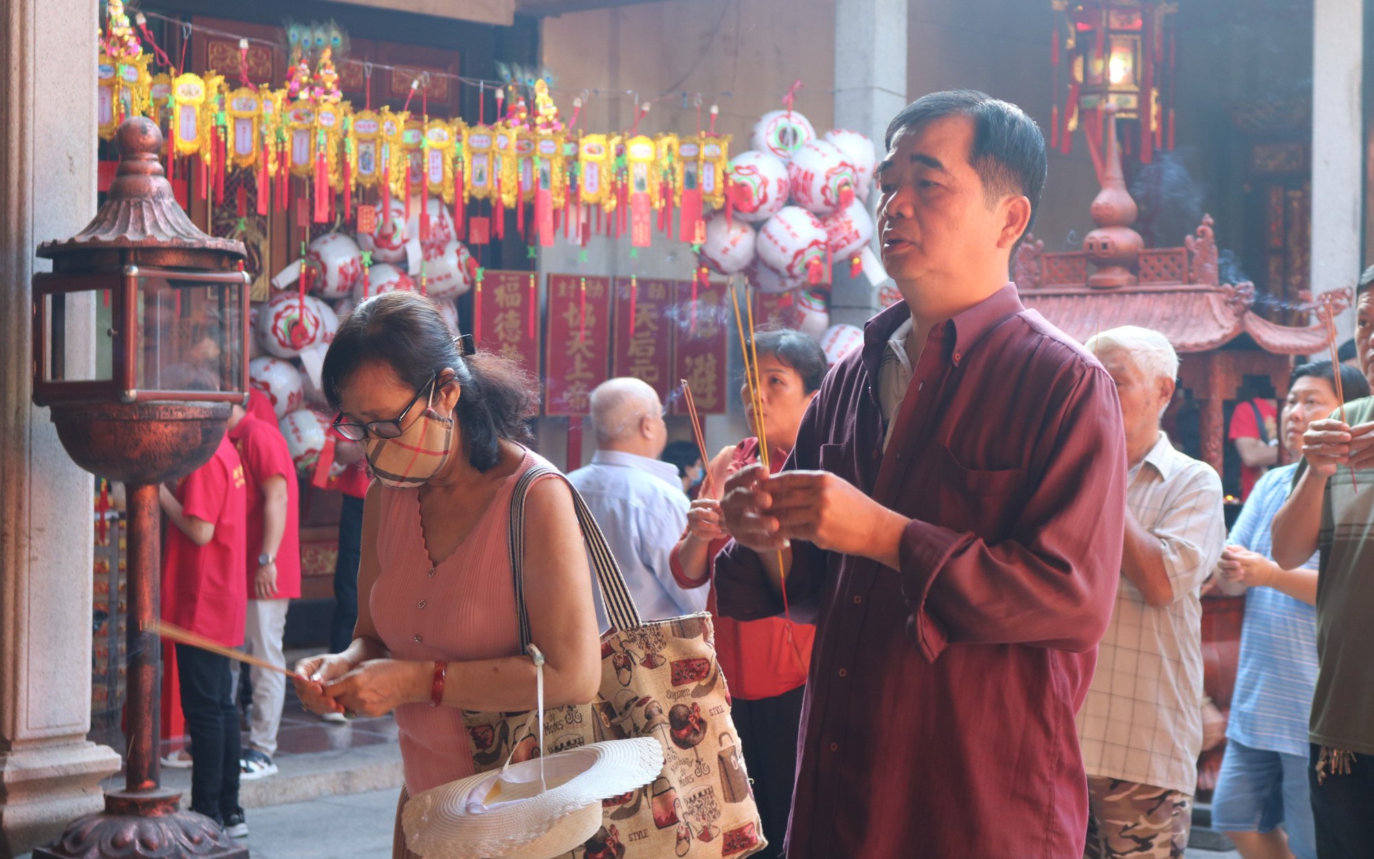 Người Sài Gòn tấp nập đi “vay lộc” ở chùa trăm tuổi 