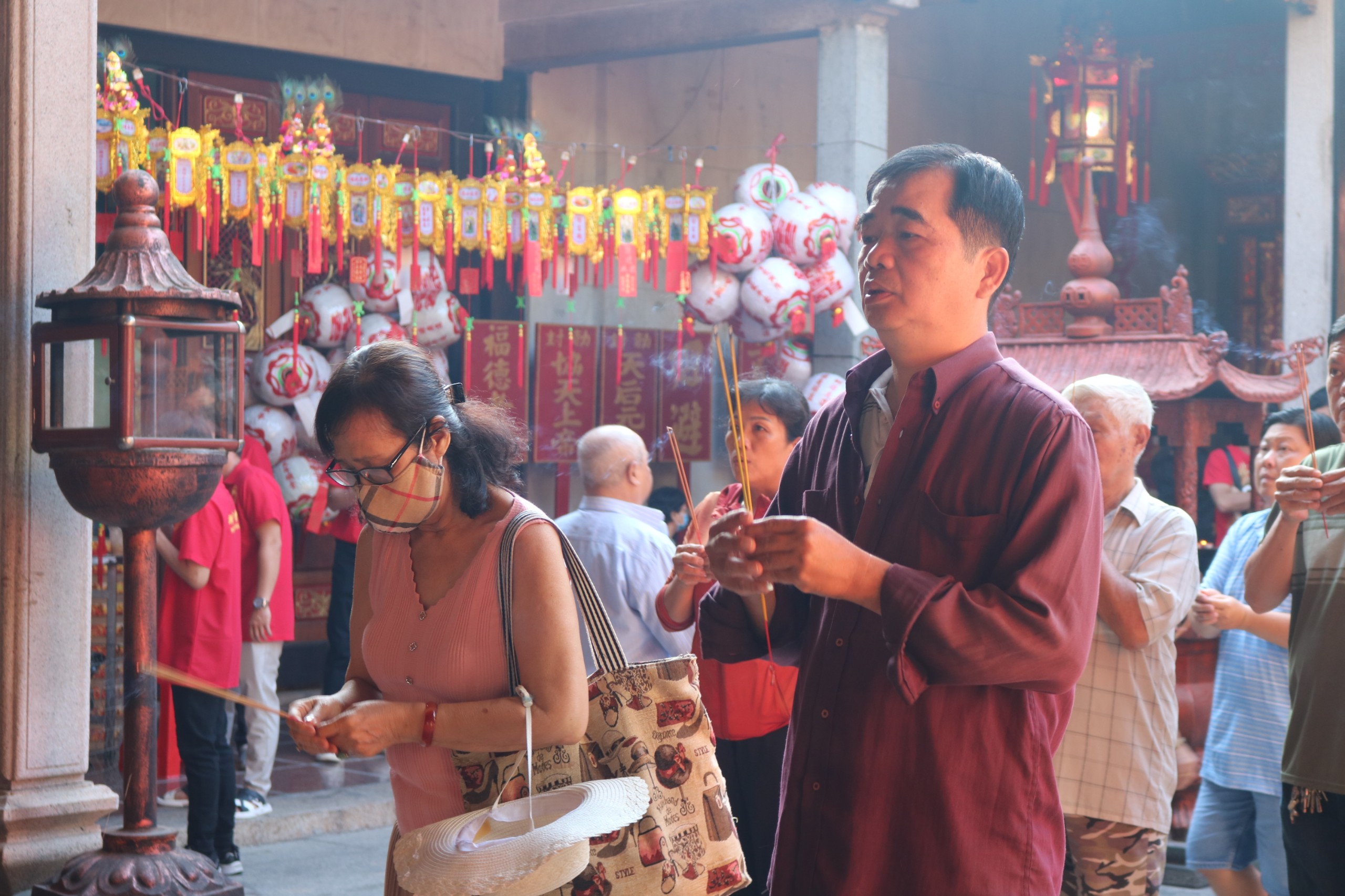 Người Sài Gòn tấp nập đi “vay lộc” ở chùa trăm tuổi
- Ảnh 5.