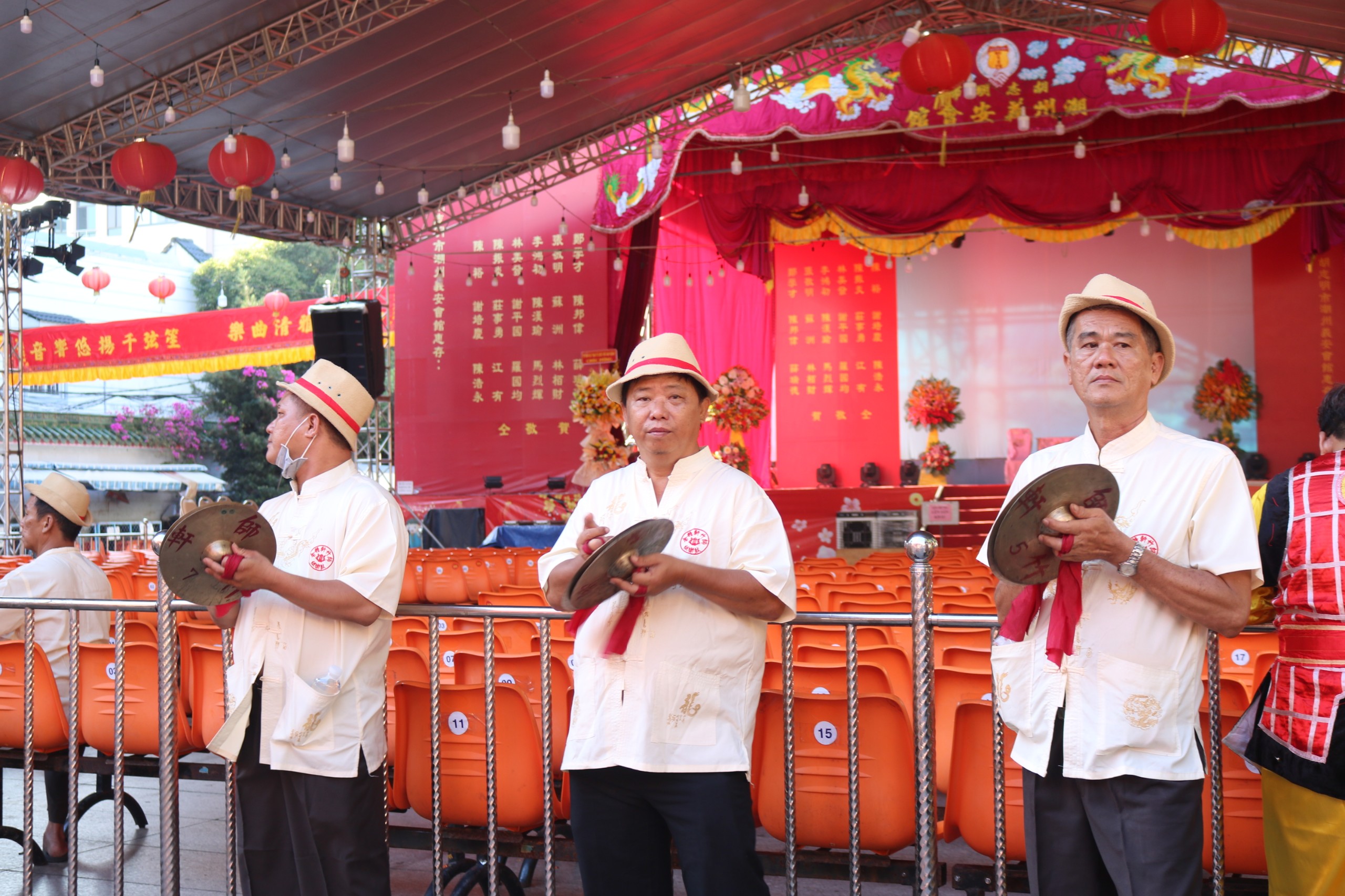 Người Sài Gòn tấp nập đi “vay lộc” ở chùa trăm tuổi
- Ảnh 10.