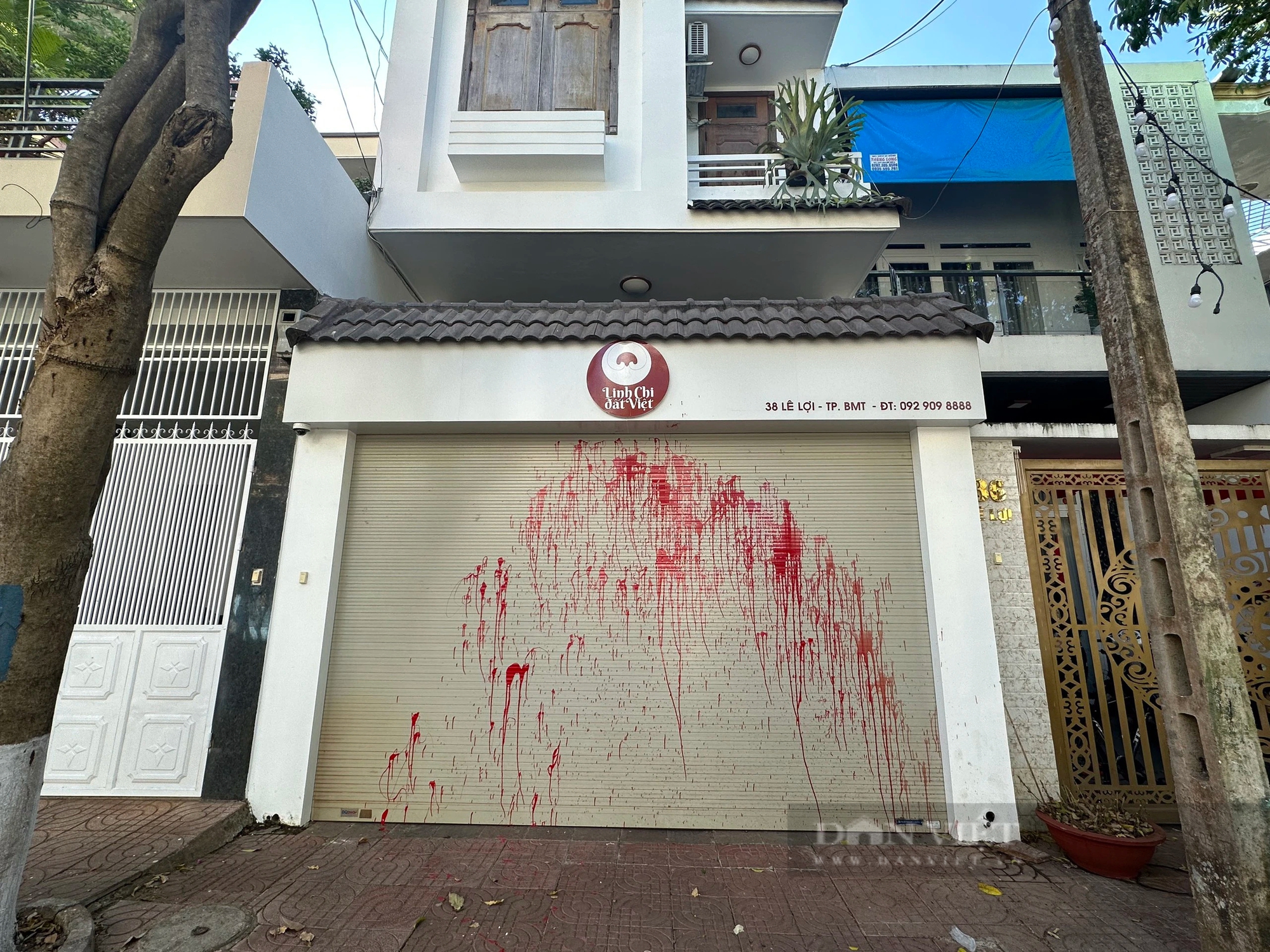 Giám đốc một cơ quan ở Đắk Lắk bị kẻ xấu xịt sơn trước cổng nhà- Ảnh 1.