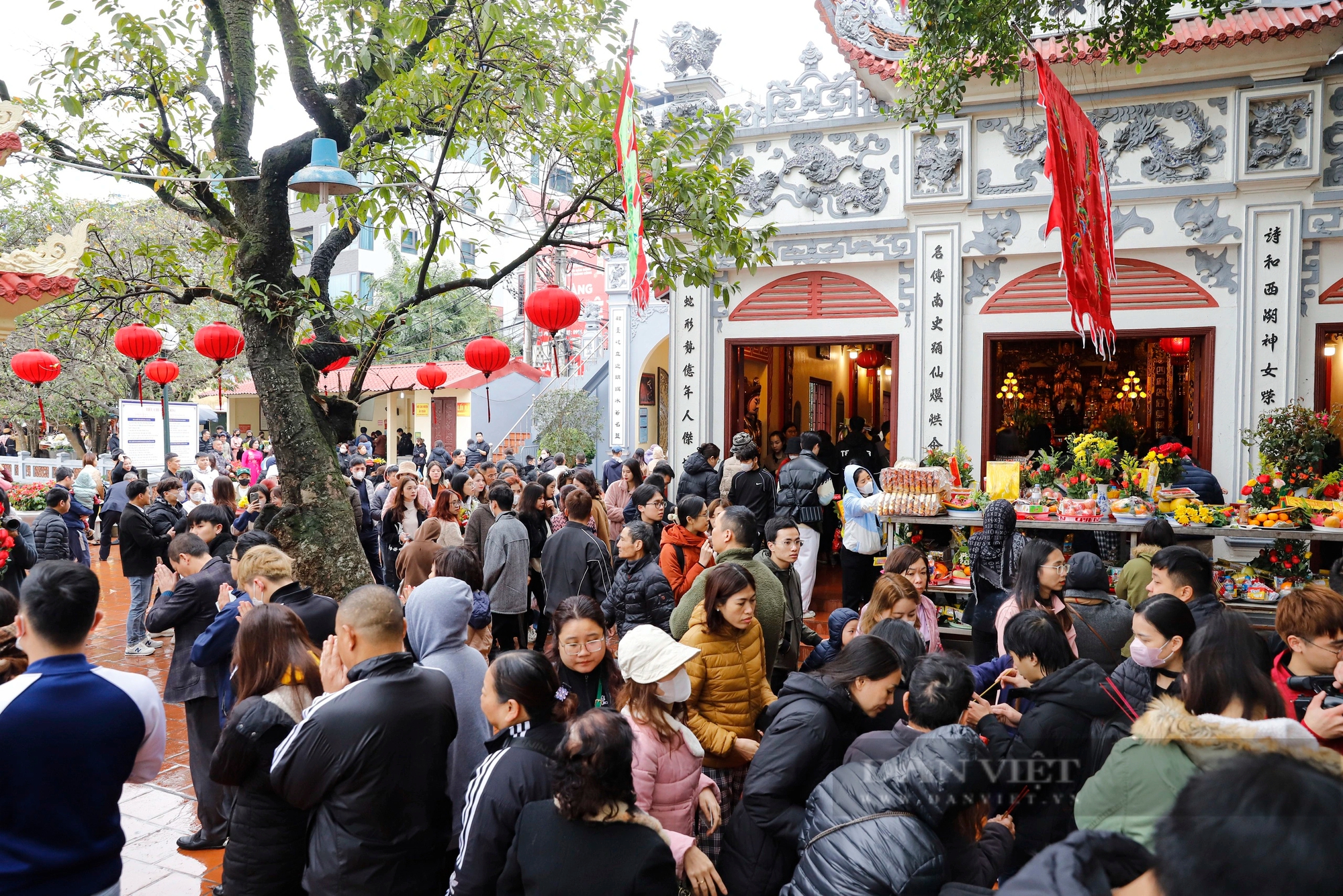 Chen chân đi phủ Tây Hồ lễ rằm tháng Giêng, công an tăng cường hơn 20 chốt đảm bảo an ninh- Ảnh 1.