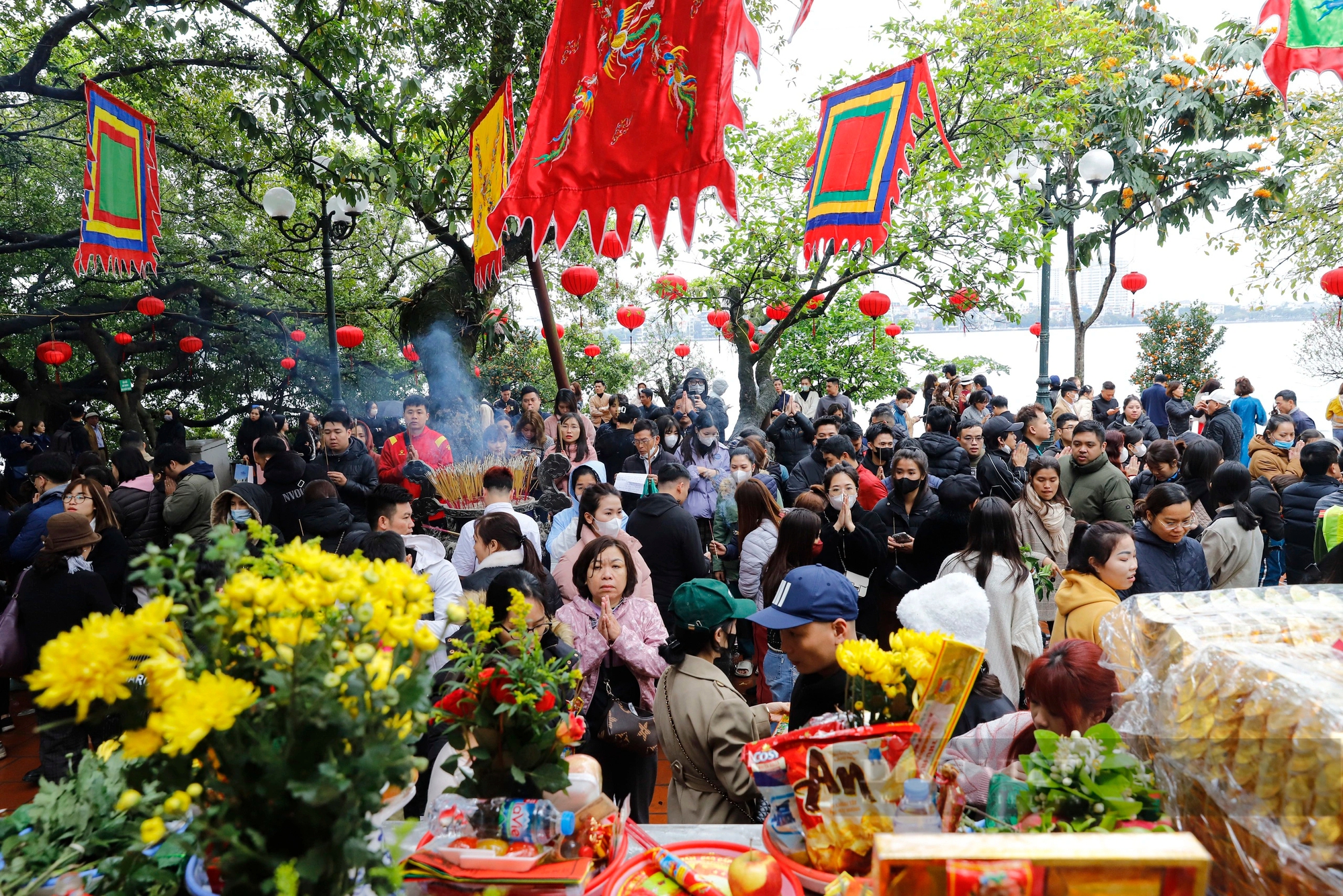 Chen chân đi phủ Tây Hồ lễ rằm tháng Giêng, công an tăng cường hơn 20 chốt đảm bảo an ninh- Ảnh 2.