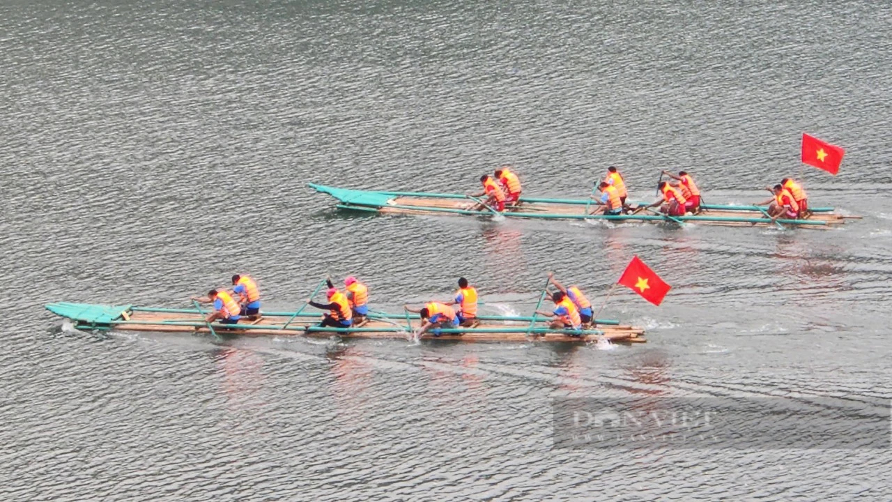 Lai Châu: Nghìn người đội nắng, xếp hàng xem đua thuyền đuôi én trên sông Đà- Ảnh 2.