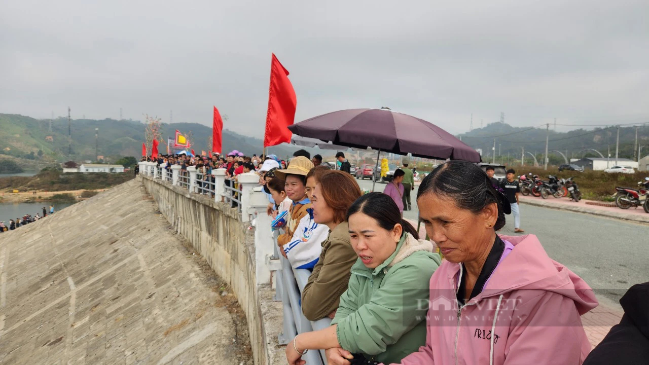 Lai Châu: Nghìn người đội nắng, xếp hàng xem đua thuyền đuôi én trên sông Đà- Ảnh 3.